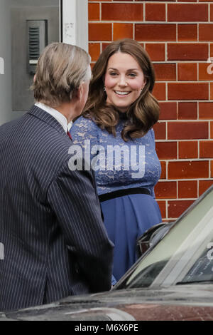 Londres, Royaume-Uni. 7 mars, 2018. La duchesse de Cambridge a officiellement l'ouverture du nouveau siège social de la santé mentale des enfants la charité Place2Be à Londres, Royaume-Uni Le mercredi 7 mars. Place2be, dont Son Altesse Royale est Patron, émotionnel et fournit un soutien thérapeutique aux enfants dans les écoles, aux côtés de chefs d'établissement, les enseignants et les parents. Le siège de formation des équipements permettant à Place2Be pour former davantage les conseillers, les enseignants et les chefs d'établissements. Crédit : Chris Aubrey/Alamy Live News Banque D'Images