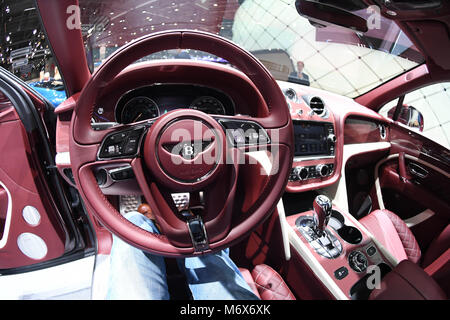 07 mars 2018, Suisse, Genève : une vue de l'habitacle d'une voiture hybride Bentayga Bentley a modèle de carmaker Bentley est sur l'affichage lors de la 2e Journée de la presse au Salon Automobile de Genève 2018. Le salon de Genève se déroule du 8 mars au 18 mars 2018. Photo : Uli Deck/dpa dpa : Crédit photo alliance/Alamy Live News Banque D'Images