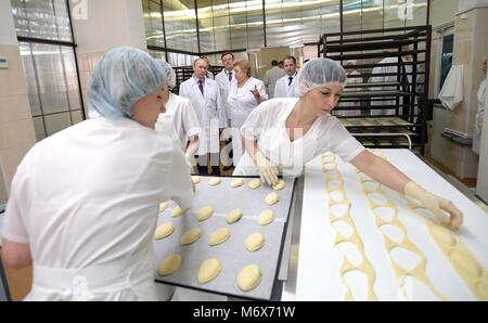 Samara, Russie. 07Th Mar, 2018. Le président russe Vladimir Poutine visite l'Samara boulangerie complexe avec le directeur de l'entreprise, Lidiya Yeroshina 7 Mars, 2018 à Samara, en Russie. Credit : Planetpix/Alamy Live News Banque D'Images