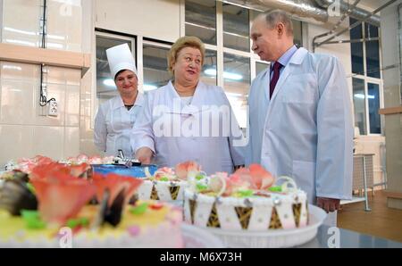 Samara, Russie. 07Th Mar, 2018. Le président russe Vladimir Poutine visite l'Samara boulangerie complexe avec le directeur de l'entreprise, Lidiya Yeroshina, centre, le 7 mars 2018 à Samara, en Russie. Credit : Planetpix/Alamy Live News Banque D'Images