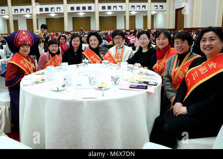 Beijing, Chine. 7 mars, 2018. Les clients posent pour une photo lors d'un rassemblement de l'avant de la Journée internationale des femmes à Beijing, capitale de Chine, le 7 mars 2018. Credit : Zhang Yuwei/Xinhua/Alamy Live News Banque D'Images