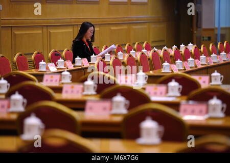 (180307) -- BEIJING, 7 mars 2018 (Xinhua) -- File photo prise le 5 mars 2017 montre Zhang Xiaoqing, un personnel de l'équipement intelligent Sunward et puis un sous-groupe à la 12e Assemblée populaire nationale (APN), est vue à une salle de conférence à Beijing, capitale de la Chine. Zhang Xiaoqing est réélu député à la 13e Assemblée populaire nationale, qui a tenu sa première session au début de mars. Parmi les 2 980 députés, plus les femmes, les agriculteurs et les travailleurs, mais le nombre de fonctionnaires assis sur le haut de la législature. La nouvelle gamme a 742 des femmes, soit 24,9  % du total, en hausse de 1,5 points de pourcentage Banque D'Images