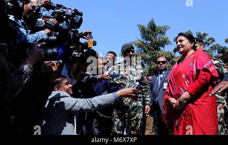 Katmandou, Népal. 7 mars, 2018. Le président du Népal Bidya Devi Bhandari (R) parle aux médias après l'enregistrement de sa candidature à l'élection présidentielle au Parlement fédéral à Katmandou, Népal, le 7 mars 2018. Deux candidats ont envoyé leurs candidatures ici le mercredi pour l'élection présidentielle prévue au Népal dans la semaine prochaine par le biais d'un vote du Parlement européen. Credit : Sunil Sharma/Xinhua/Alamy Live News Banque D'Images