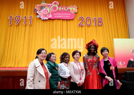 Beijing, Chine. 7 mars, 2018. Les clients posent pour une photo lors d'un rassemblement organisé à l'avance de la Journée internationale des femmes à Beijing, capitale de Chine, le 7 mars 2018. Credit : Zhang Yuwei/Xinhua/Alamy Live News Banque D'Images