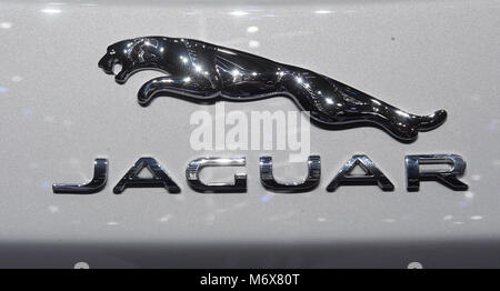 07 mars 2018, Suisse, Genève : Le logo du constructeur automobile Jaguar est affichée à l'Jaguar stand lors de la 2e Journée de la presse au Salon Automobile de Genève 2018. Le salon de Genève se déroule du 8 mars au 18 mars 2018. Dpa : Crédit photo alliance/Alamy Live News Banque D'Images