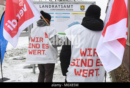 07 mars 2018, l'Allemagne, dans la fonction publique : Stralsund réunis devant le bureau de district du comté de Bavière et Ruegen pour une grève d'avertissement. La première ronde de négociations salariales pour l'ensemble du pays 2, 3 millions d'employés de la fonction publique a pris fin sans qu'une offre de service public employeurs il y a plus d'une semaine. Photo : Stefan Sauer/dpa Banque D'Images