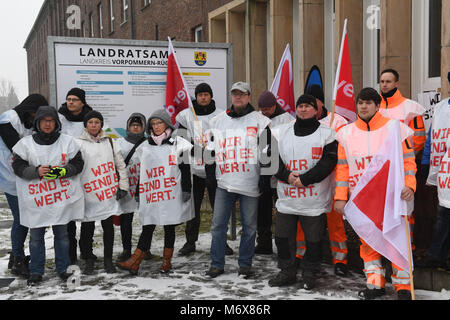 07 mars 2018, l'Allemagne, dans la fonction publique : Stralsund réunis devant le bureau de district du comté de Bavière et Ruegen pour une grève d'avertissement. La première ronde de négociations salariales pour l'ensemble du pays 2, 3 millions d'employés de la fonction publique a pris fin sans qu'une offre de service public employeurs il y a plus d'une semaine. Photo : Stefan Sauer/dpa Banque D'Images