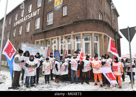 07 mars 2018, l'Allemagne, dans la fonction publique : Stralsund réunis devant le bureau de district du comté de Bavière et Ruegen pour une grève d'avertissement. La première ronde de négociations salariales pour l'ensemble du pays 2, 3 millions d'employés de la fonction publique a pris fin sans qu'une offre de service public employeurs il y a plus d'une semaine. Photo : Stefan Sauer/dpa Banque D'Images