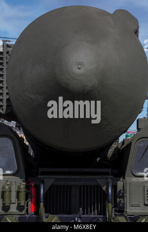 Un propergol solide RS-24 YARS inter-continental ballistic missile se déplace dans la rue Tverskaya, Moscou lors d'une victoire du 9 mai Day Parade Banque D'Images