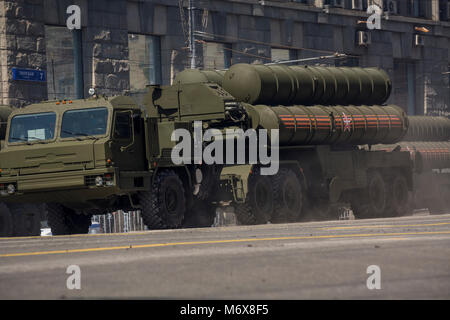S-400 Triumf de moyenne et longue portée, système de missiles sol-air roule sur la rue Tverskaya, Moscou lors d'une parade militaire, le jour de la Victoire, Rus Banque D'Images
