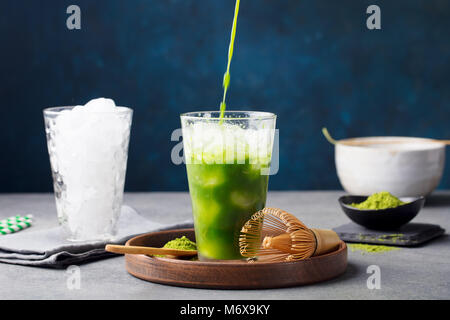 Thé Vert Matcha, thé glace affluent dans le grand verre Banque D'Images