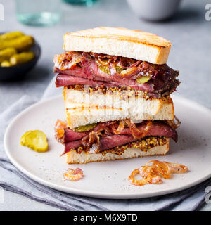 Sandwich au rôti de boeuf sur une plaque avec des pickles. Banque D'Images