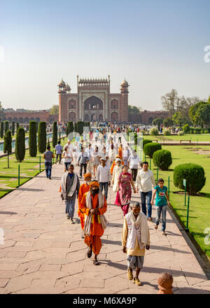 Beaucoup de gens dans la robe traditionnelle approchant le Taj Mahal avec la porte principale (darwaza) en arrière-plan, Agra, Inde Banque D'Images