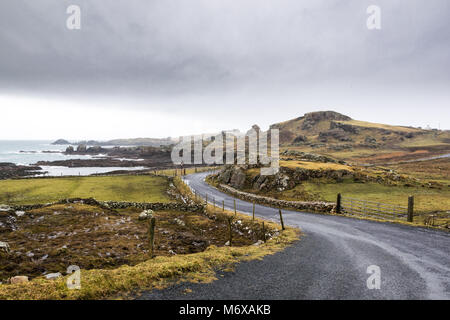 Route tortueuse situé près de Malin Head le nord de l'Irlande. Cela fait partie de la route de l'Atlantique sauvages Banque D'Images