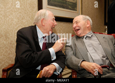 La photo doit être crédité ©Presse Alpha 067285 27/11/2009 Sir Roger Bannister et Colin Dextor Colin Dexter auteur de l'Inspecteur Morse Lancement de livre le Randolph Hotel Oxford Banque D'Images