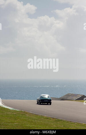 Voiture de sport classique autour de l'excès de circuit de course automobile d'Anglesey, Ty Croes, Anglesey, Pays de Galles, juin Banque D'Images