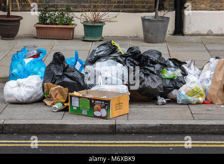 Tas de détritus et de sacs poubelle à gauche le côté de la route sur la chaussée à la ben les hommes. Les décharges sauvages et les déchets ou d'ordures Banque D'Images