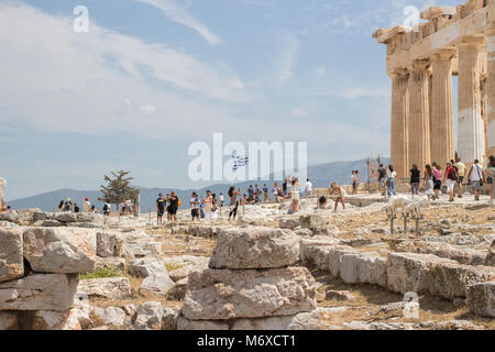 Les touristes visitant l'acropole d'Athènes, en Grèce Banque D'Images