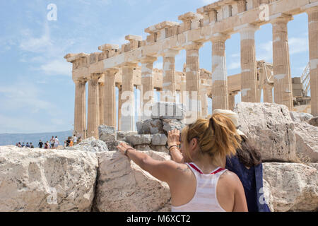 Les touristes visitant l'acropole d'Athènes, en Grèce Banque D'Images