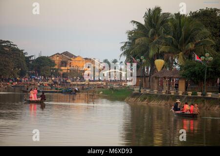 Une excursion en bateau sur la rivière Thu Bon est une activité populaire pour les habitants et les touristes à Hoi An, Vietnam Banque D'Images