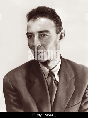 J. Robert Oppenheimer (1904-1967) était un physicien et un participant au projet Manhattan de développement de la bombe atomique pendant la Deuxième Guerre mondiale comme chef de guerre du laboratoire de Los Alamos au Nouveau Mexique. Banque D'Images