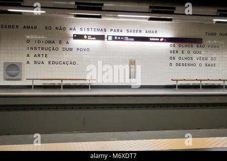 La station de métro Saldanha, à Lisbonne, au Portugal, avec la littérature citations sur le mur à l'Almada Negreiros. Banque D'Images