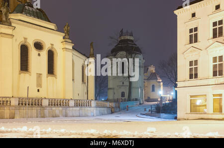 Gniezno Gniezno, (en allemand). Vieille ville bâtiments sacrés et profanes, l'architecture de la première capitale polonaise. Des prises de nuit, l'hiver et la neige. Pologne Banque D'Images