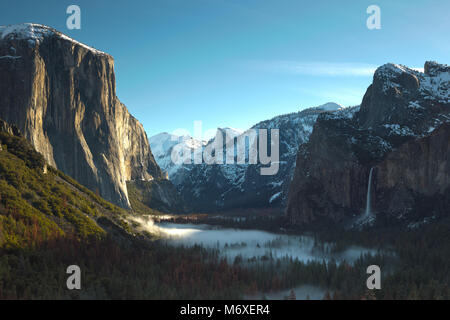 Vue de tunnel de Yosemite en hiver avec brouillard dans la vallée Banque D'Images