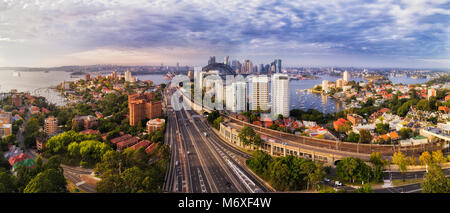 Large Warringah freeway et Sydney railway trains en direction de Sydney Harbour Bridge et de la ville de la PEH landmarks derrière Harboro en des aerial panoram Banque D'Images