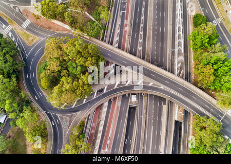 Warringah freeway à multi-level intersection de North Sydney en traversant des formes de la rue tout autour et un pont parfois avec peu de trafic. Vie de l'antenne Banque D'Images