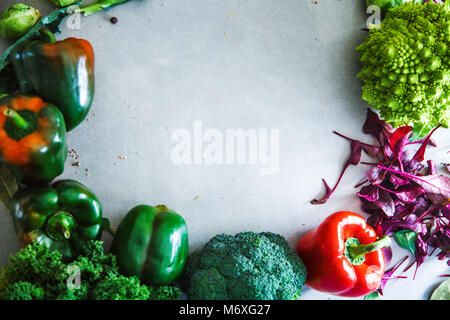 Légumes frais flatlay passage cadre. Mise en page de l'alimentation. Variété de légumes Banque D'Images