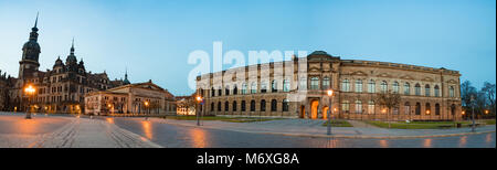 Nuit panorama de la place avec le théâtre de Dresde Banque D'Images