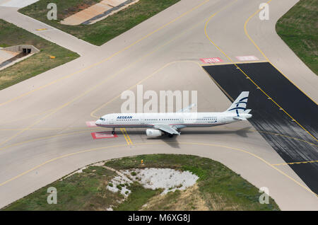 Aegean Airlines Airbus A321-200 avec de l'immatriculation SX-DGP le roulage de la piste à l'aire Banque D'Images