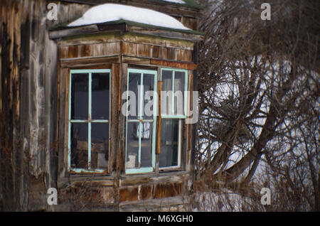 Détail d'un bâtiment en bois abandonnés dans la ville fantôme de la tour, à l'est de Philipsburg, Montana. Banque D'Images