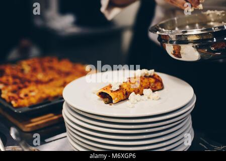 Femme préparant de délicieux enchiladas mexicaines. Ateliers culinaires Banque D'Images