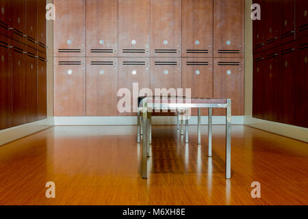 Vestiaire, cabinet et banc - se concentrer sur le banc Banque D'Images