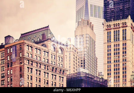 Retro photo stylisée d'anciens et de bâtiments modernes à New York City, USA. Banque D'Images