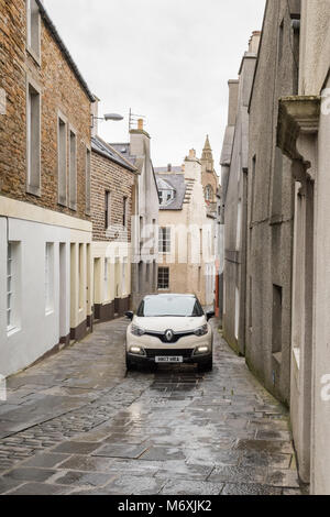 Car la route jusqu'à la rue principale d'étroites et sinueuses, Stromness, Orkney, en Écosse, le chemin de pavés Banque D'Images