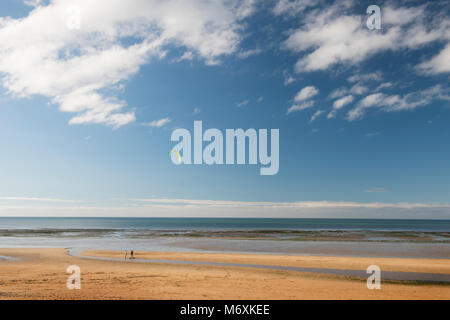 Omaha Beach, Normandie, France - homme volant cerf-volant sur la plage Banque D'Images