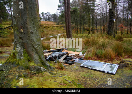 Les décharges sauvages dans une zone de beauté naturelle exceptionnelle. Déchets déversés dans la forêt de Bowland, Marshaw, Lancaster, Lancashire, Royaume-Uni Banque D'Images