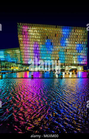 Lumières colorées- phares du Festival d'hiver, Harpa Music Hall et centre de conférences, Reykjavik, Islande Banque D'Images