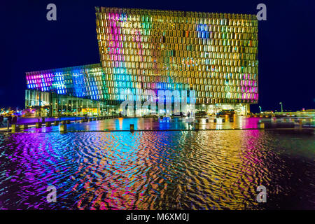 Lumières colorées- phares du Festival d'hiver, Harpa Music Hall et centre de conférences, Reykjavik, Islande Banque D'Images