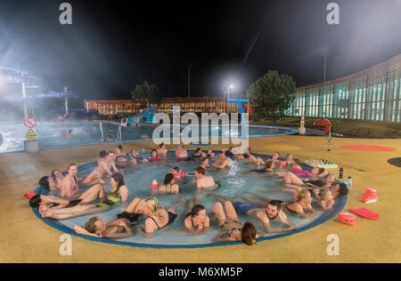 Les personnes bénéficiant au bain à remous de la piscine, Reykjavik, Islande Banque D'Images