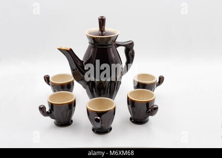 Ensemble d'ustensiles de café. Verseuse et cups. Sur un fond blanc. Banque D'Images
