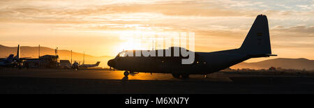 Lever du soleil à l'aéroport d'Uyuni avec des avions sur le tarmac Banque D'Images