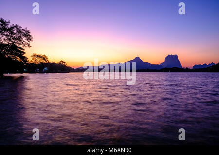 Mt. Zwegabin, vu à travers Kan Thar Yar lake au lever du soleil Banque D'Images