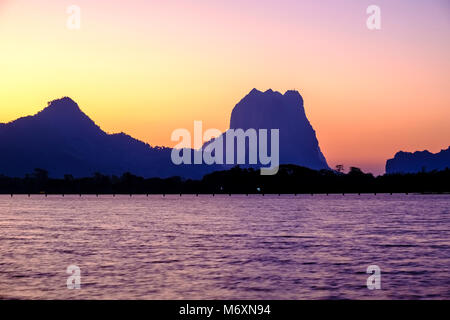 Mt. Zwegabin, vu à travers Kan Thar Yar lake au lever du soleil Banque D'Images