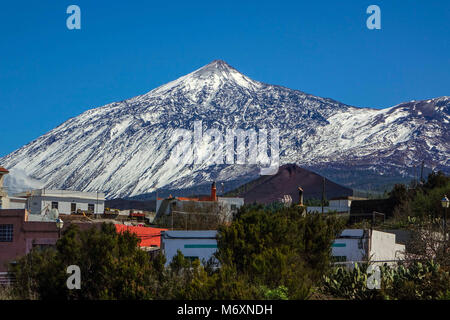 La neige a couvert le mont El tiede, s'élève au-dessus de Santa Cruz de Tenerife, Tenerife, Canaries, Espagne Banque D'Images