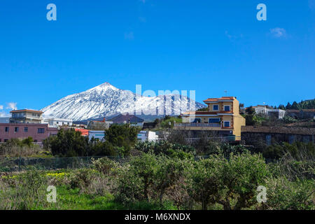 La neige a couvert le mont El tiede, s'élève au-dessus de Santa Cruz de Tenerife, Tenerife, Canaries, Espagne Banque D'Images