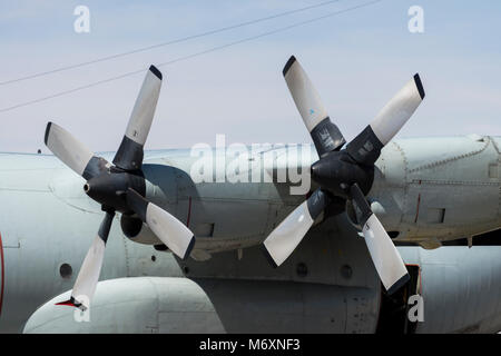 Détail du moteur de Lockheed C-130 Hercules de l'immatriculation avec FAB-61 à l'aérodrome d'Uyuni Banque D'Images